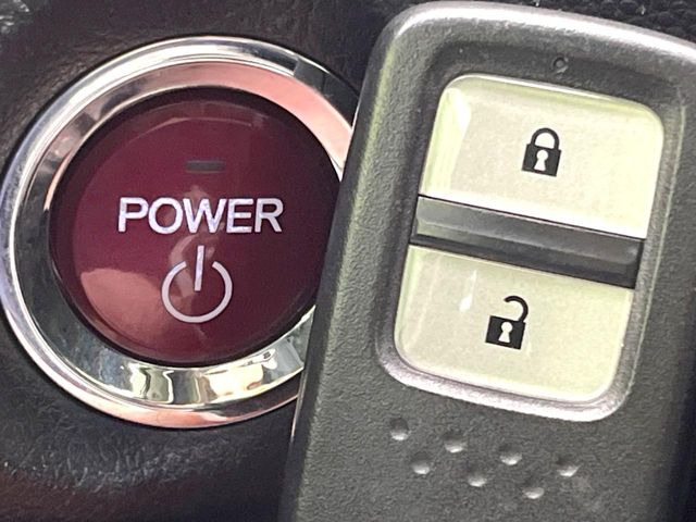 �yHonda�X�}�[�g�L�[�z�J�o����|�P�b�g�ɓ��ꂽ�܂܂ł��h�A�̎{���E�������\�ȃX�}�[�g�L�[�𑕔��B�G���W���̃I���E�I�t�����J�M�����o���K�v����������Ƃ��Ă��֗��ł���