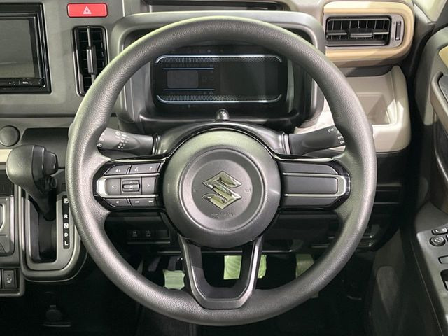 �C���e���A�ɍ��킹���f�U�C���̃X�e�A�����O�́A�^�]�������̂��Ƃ��l���A�^�]���₷���`��A�傫���ł��B�����x�A���ۂɐG���Ă��m���߂��������B