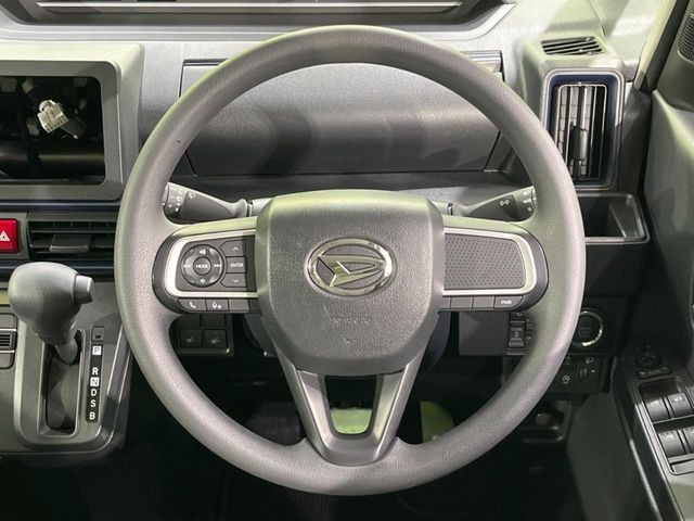 �C���e���A�ɍ��킹���f�U�C���̃X�e�A�����O�́A�^�]�������̂��Ƃ��l���A�^�]���₷���`��A�傫���ł��B�����x�A���ۂɐG���Ă��m���߂��������B