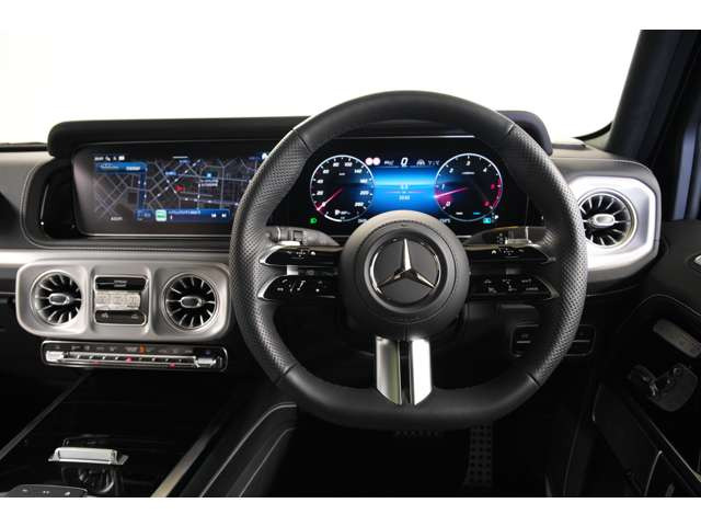 ���C�h�f�B�X�v���C�ƃ^�b�`����Ή��̃Z���^�[�p�l�����̗p���A�i�r��ԗ��ݒ�𒼊��I�ɑ���ł���g���₷���\���ł��B