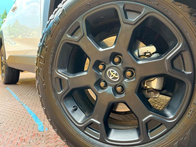 【グレード専用純正18インチアルミホイール】デザイン性の高い純正アルミホイールを装着しております。各種社外アルミホイールや、スタッドレスタイヤも取扱いしております。是非ご相談ください♪