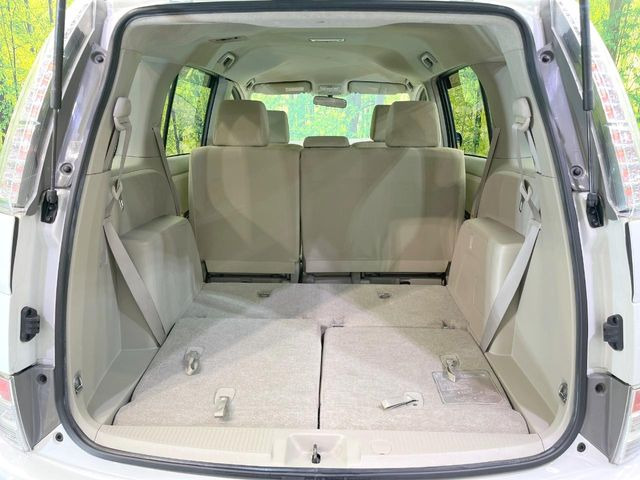 ���i�̂���������ʋ΁A���}���ɏ\���ȉ׎��X�y�[�X���m�ۂ��Ă���܂��B�Z�J���h�V�[�g��|���ƁA�傫�ȉו��̐ύڂ��\�ł���