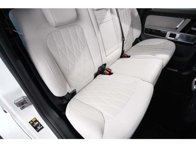 ����SUV�̌㕔���Ȃ́A������������������ԗ��������ł����A������̎ԗ��͑����A�V��Ƃ��ɃX�y�[�X������̂Œ����ԏ�Ԃ��Ă��]�T�������Ă���肢�������܂��B