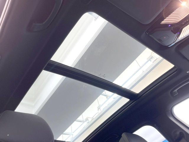 ���p�m���}�~�b�N�K���X���[�t:�唗�͂̃p�m���}���[�t�́A�㕔���Ȃɂ܂ő����Ă���A�J���I�ȋ�Ԃ����y���݂��������܂��B