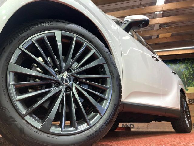 【純正21インチアルミホイール】外観にマッチした純正アルミホイールを装着しております。各種社外アルミホイールや、スタッドレスタイヤも取扱いしております。是非ご相談ください♪