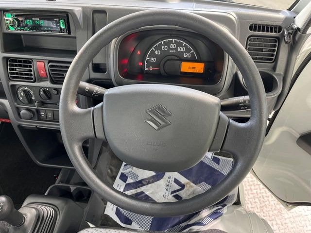 �C���e���A�ɍ��킹���f�U�C���̃X�e�A�����O�́A�^�]�������̂��Ƃ��l���A�^�]���₷���`��A�傫���ł��B�����x�A���ۂɐG���Ă��m���߂��������B