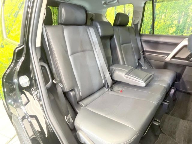 後部座席も気になるようなキズ・汚れやへたり等、大きなダメージはなく、良好な状態です。