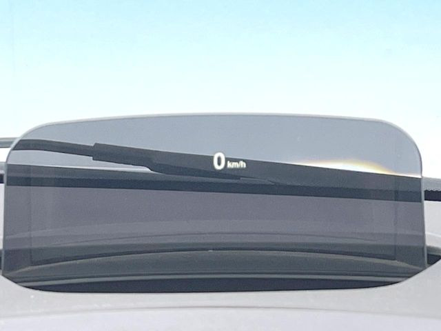 ●ヘッドアップディスプレイ:現在の速度や走行情報をデジタル表示で運転席前方のガラスに投影!運転中、視線をずらさず必要な情報を確認できるのでとっても便利で安心!