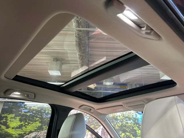 【サンルーフ】開放感たっぷりの希少装備、サンルーフが装着されています!車内に明かりを取り入れたり景色を楽しむ以外にも、車内の空気も簡単に換気できて快適です!
