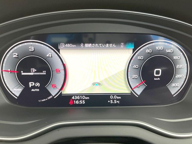 ���o�[�`�����R�b�N�s�b�g:�S�̂��t���p�l���ƂȂ��Ă����i�I�ȃ��[�^�[�p�l���B�ʏ�̃X�s�[�h���[�^�[�Ƃ��Ă̋@�\�͂������A�i�r�E�I�[�f�B�I�@�\�̊m�F�E������ł��A�^�]�ɏW�����₷���Ȃ��Ă���܂��B