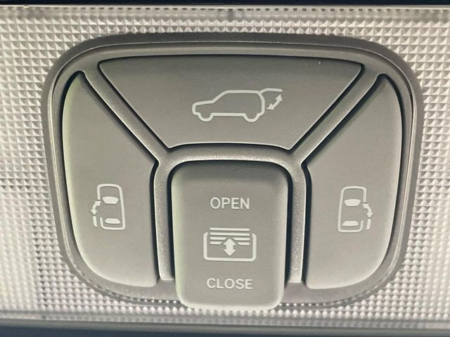 【パワーバックドア】スマートキーや運転席のボタンを押すだけでリアゲートが自動で開閉します!荷物を持っている時や、高い位置にあるバックドアを閉める際に便利な機能です♪