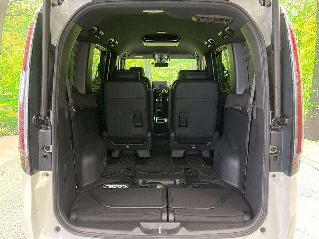 ���i�̂���������ʋ΁A���}���ɏ\���ȉ׎��X�y�[�X���m�ۂ��Ă���܂��B�Z�J���h�V�[�g��|���ƁA�傫�ȉו��̐ύڂ��\�ł���