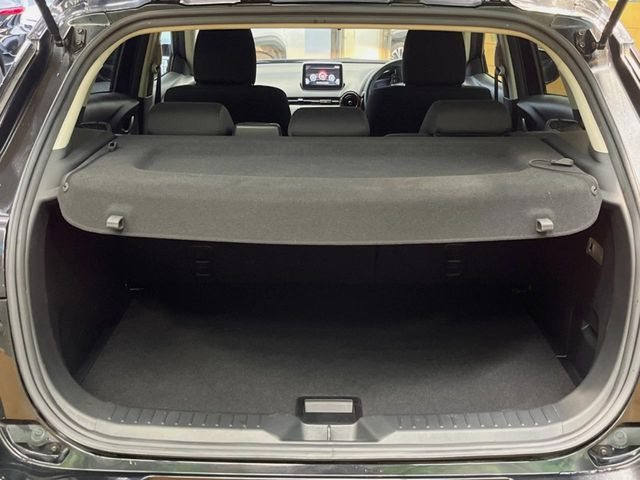 ���i�̂���������ʋ΁A���}���ɏ\���ȉ׎��X�y�[�X���m�ۂ��Ă���܂��B�Z�J���h�V�[�g��|���ƁA�傫�ȉו��̐ύڂ��\�ł���