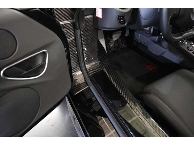 �O��I�Ȍy�ʉ����}��ꂽ�{�f�B�[�͂Ȃ��1050kg�A�A���~�u���b�N�̗̍p��z�r�C�n�̉��ǂ��{���ꂽ�p���t���ȃG���W���������A0-100km/h������4.5�b(���B�d�l�Q�l�l)