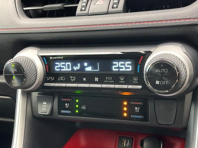 【シートベンチレーション】夏場は涼しい風でお尻や背中の熱やムレを防ぎ、冬はエアコンよりも早く温まってポカポカに!季節を問わず快適に過ごせます。