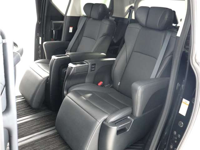 【上級モデル限定装備】★★エグゼクティブパワーシート!★★電動オットマン完備!足を楽々伸ばせ、ひじ掛けもありますので、優雅で快適なドライブをお楽しみいただけます!