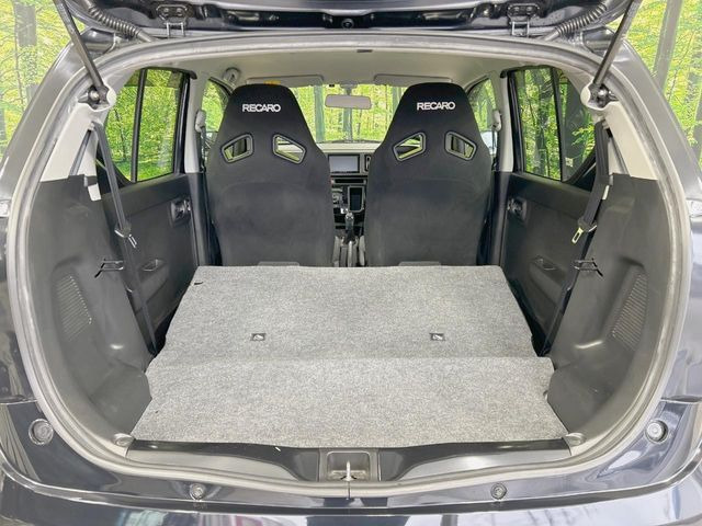 ���i�̂���������ʋ΁A���}���ɏ\���ȉ׎��X�y�[�X���m�ۂ��Ă���܂��B�Z�J���h�V�[�g��|���ƁA�傫�ȉו��̐ύڂ��\�ł���