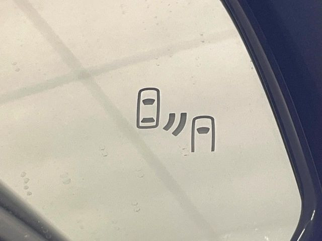 【ブラインドスポットモニター】走行中、ドアミラーの死角になりやすい箇所に後続車が接近するとサイドミラーのレンズに警告を表示!ドライバーに注意喚起をしてくれます。