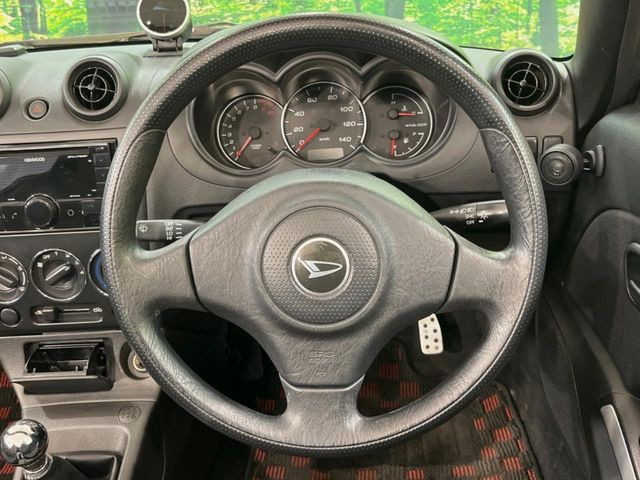 �C���e���A�ɍ��킹���f�U�C���̃X�e�A�����O�́A�^�]�������̂��Ƃ��l���A�^�]���₷���`��A�傫���ł��B�����x�A���ۂɐG���Ă��m���߂��������B