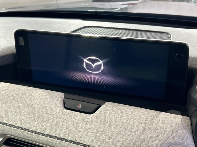 【12.3インチマツダコネクト】車内の雰囲気にマッチした大型ディスプレイ。スマホ接続でのナビ使用やBluetooth再生等、様々な機能が楽しめます。直感的なダイヤル操作が可能で、使い勝手も良好です。