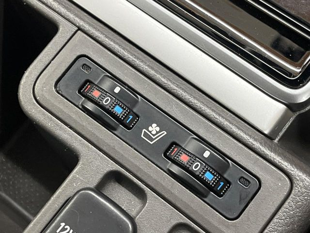 【シートベンチレーション】夏場は涼しい風でお尻や背中の熱やムレを防ぎ、冬はエアコンよりも早く温まります。レザーシートにうれしい装備で、季節を問わず快適に過ごせます。