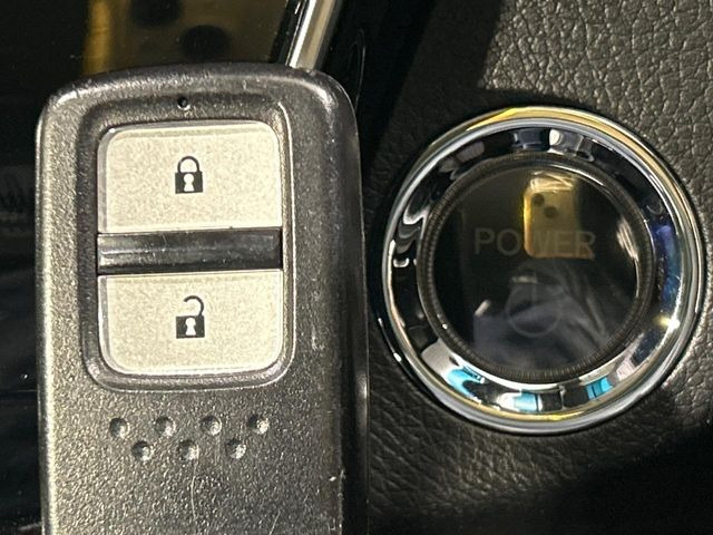 �yHonda�X�}�[�g�L�[�z�J�o����|�P�b�g�ɓ��ꂽ�܂܂ł��h�A�̎{���E�������\�ȃX�}�[�g�L�[�𑕔��B�G���W���̃I���E�I�t�����J�M�����o���K�v����������Ƃ��Ă��֗��ł���