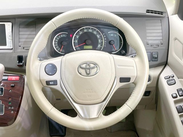 �C���e���A�ɍ��킹���f�U�C���̃X�e�A�����O�́A�^�]�������̂��Ƃ��l���A�^�]���₷���`��A�傫���ł��B�����x�A���ۂɐG���Ă��m���߂��������B