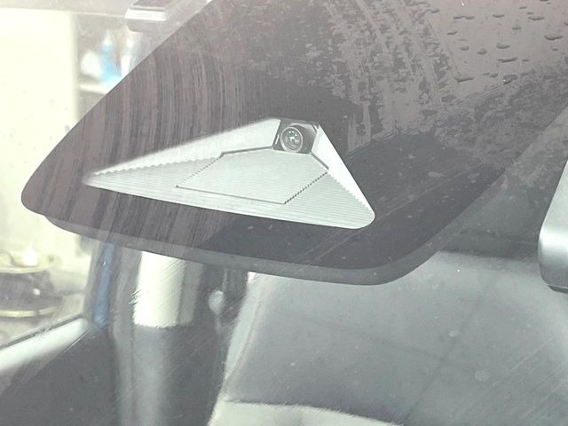 【ホンダセンシング】走行中に前方の車両等を認識し、衝突しそうな時は警報とブレーキで衝突回避と被害軽減をアシスト。より安全にドライブをお楽しみいただけます。