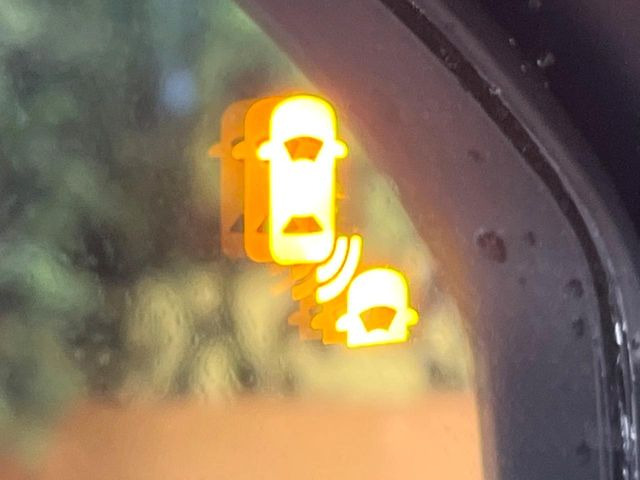 �y�u���C���h�X�|�b�g�C���t�H���[�V�����z���s���A�h�A�~���[�̎��p�ɂȂ�₷���ӏ��Ɍ㑱�Ԃ��ڋ߂���ƃT�C�h�~���[�t�߂Ɍx����\���A�h���C�o�[�ɒ��ӊ��N�����Ă���܂��B