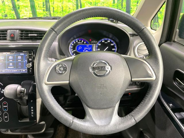�C���e���A�ɍ��킹���f�U�C���̃X�e�A�����O�́A�^�]�������̂��Ƃ��l���A�^�]���₷���`��A�傫���ł��B�����x�A���ۂɐG���Ă��m���߂��������B