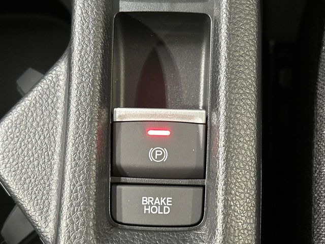 【オートブレーキホールド】信号待ちや渋滞で停車時にブレーキから足を離しても、停止状態を保持してくれます。前進するときはアクセルを踏めば自動で解除されるので安心♪街乗り運転が楽になります♪