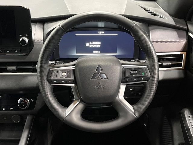 �C���e���A�ɍ��킹���f�U�C���̃X�e�A�����O�́A�^�]�������̂��Ƃ��l���A�^�]���₷���`��A�傫���ł��B�����x�A���ۂɐG���Ă��m���߂��������B