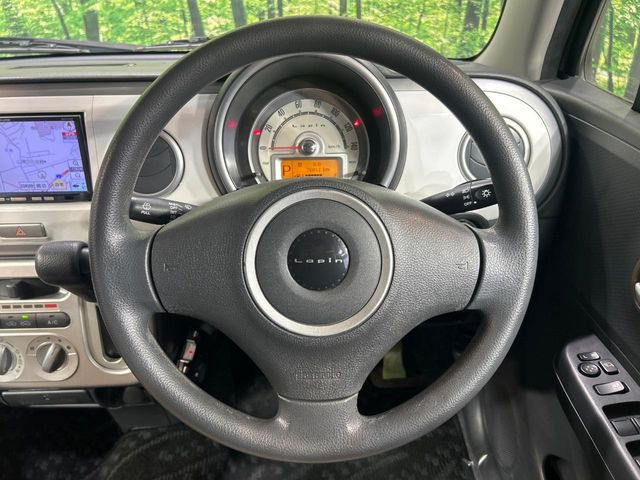 �C���e���A�ɍ��킹���f�U�C���̃X�e�A�����O�́A�^�]�������̂��Ƃ��l���A�^�]���₷���`��A�傫���ł��B�����x�A���ۂɐG���Ă��m���߂��������B