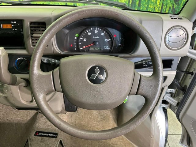 �C���e���A�ɍ��킹���f�U�C���̃X�e�A�����O�́A�^�]�������̂��Ƃ��l���A�^�]���₷���`��A�傫���ł��B�����x�A���ۂɐG���Ă��m���߂��������B