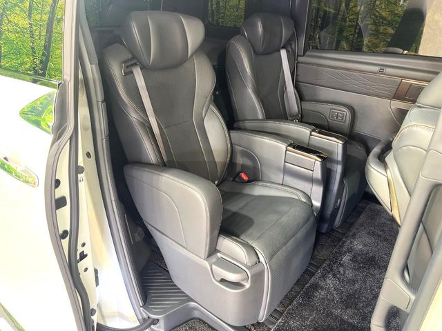 後部座席も気になるようなキズ・汚れやへたり等、大きなダメージはなく、良好な状態です。