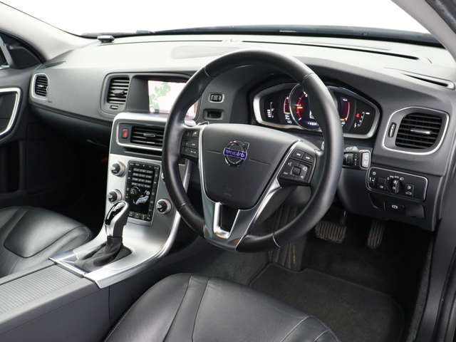 V60クロスカントリーD4 SE ディーゼル