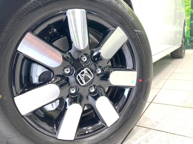 �y����15�C���`�A���~�z�C�[���z�O�ςɃ}�b�`���������A���~�z�C�[���𑕒����Ă���܂��B�e��ЊO�A���~�z�C�[����A�X�^�b�h���X�^�C�����戵�����Ă���܂��B���񂲑��k����������