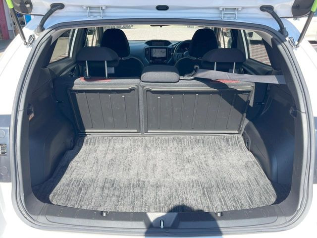 ���i�̂���������ʋ΁A���}���ɏ\���ȉ׎��X�y�[�X���m�ۂ��Ă���܂��B�Z�J���h�V�[�g��|���ƁA�傫�ȉו��̐ύڂ��\�ł���