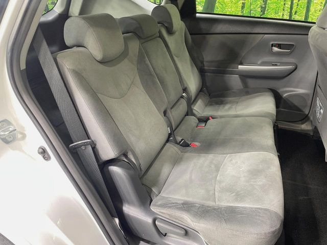 後部座席も気になるようなキズ・汚れやへたり等、大きなダメージはなく、良好な状態です。