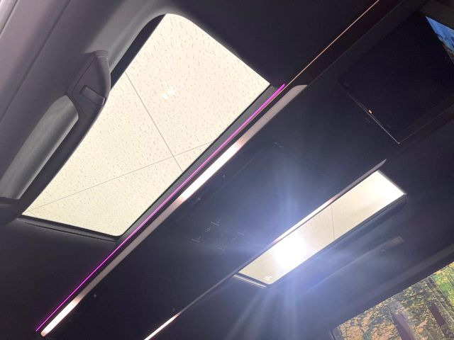 【左右独立ムーンルーフ】2列目左右席にそれぞれ配置されたガラスルーフ!日差しに合わせて片側だけシェードを閉めることも可能です!