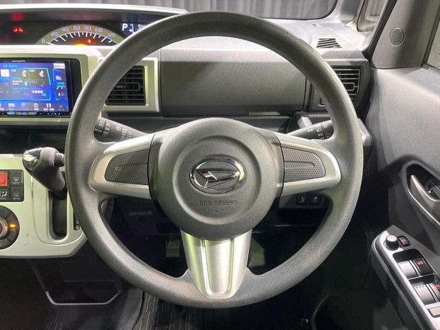 �C���e���A�ɍ��킹���f�U�C���̃X�e�A�����O�́A�^�]�������̂��Ƃ��l���A�^�]���₷���`��A�傫���ł��B�����x�A���ۂɐG���Ă��m���߂��������B