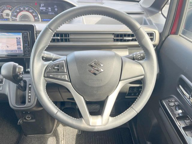 �C���e���A�ɍ��킹���f�U�C���̃X�e�A�����O�́A�^�]�������̂��Ƃ��l���A�^�]���₷���`��A�傫���ł��B�����x�A���ۂɐG���Ă��m���߂��������B