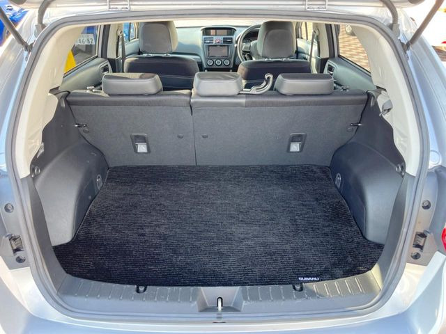 ���i�̂���������ʋ΁A���}���ɏ\���ȉ׎��X�y�[�X���m�ۂ��Ă���܂��B�Z�J���h�V�[�g��|���ƁA�傫�ȉו��̐ύڂ��\�ł���