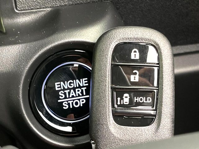 �yHonda�X�}�[�g�L�[�z�J�o����|�P�b�g�ɓ��ꂽ�܂܂ł��h�A�̎{���E�������\�ȃX�}�[�g�L�[�𑕔��B�G���W���̃I���E�I�t�����J�M�����o���K�v����������Ƃ��Ă��֗��ł���