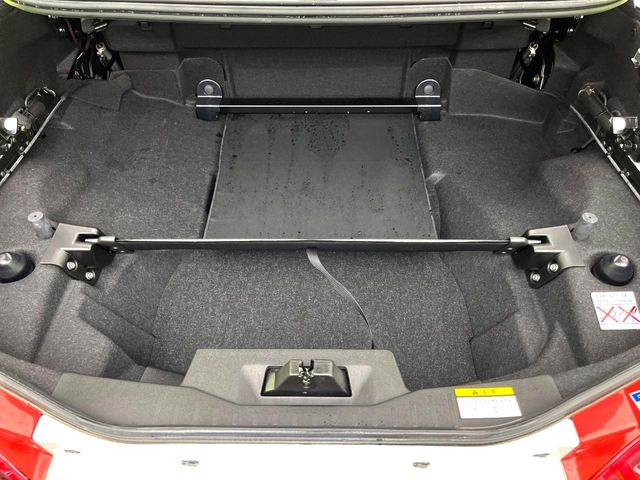 ���i�̂���������ʋ΁A���}���ɏ\���ȉ׎��X�y�[�X���m�ۂ��Ă���܂��B�Z�J���h�V�[�g��|���ƁA�傫�ȉו��̐ύڂ��\�ł���