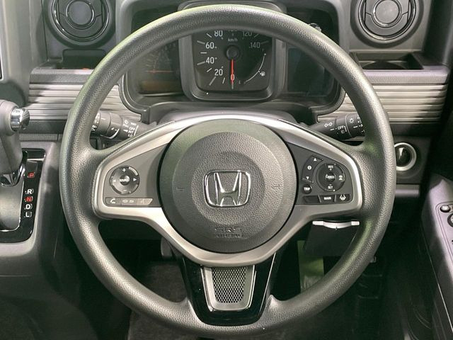 �C���e���A�ɍ��킹���f�U�C���̃X�e�A�����O�́A�^�]�������̂��Ƃ��l���A�^�]���₷���`��A�傫���ł��B�����x�A���ۂɐG���Ă��m���߂��������B