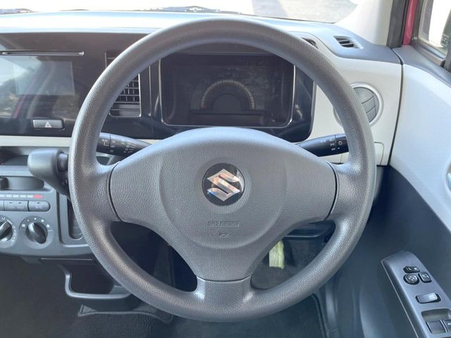 �C���e���A�ɍ��킹���f�U�C���̃X�e�A�����O�́A�^�]�������̂��Ƃ��l���A�^�]���₷���`��A�傫���ł��B�����x�A���ۂɐG���Ă��m���߂��������B