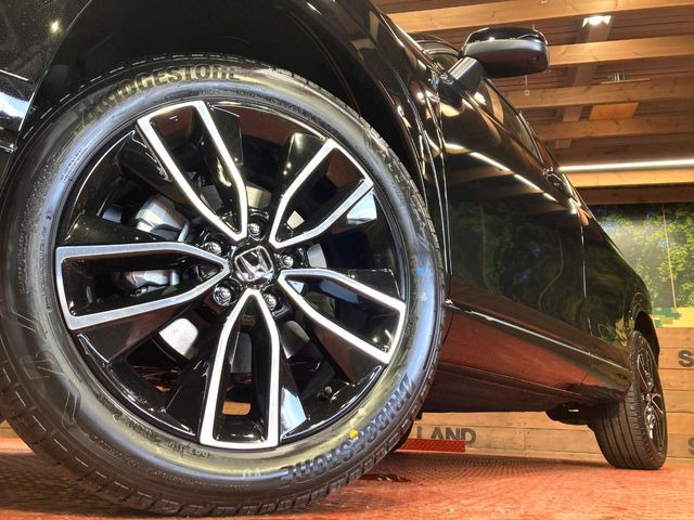 �y����18�C���`�A���~�z�C�[���z�O�ςɃ}�b�`���������A���~�z�C�[���𑕒����Ă���܂��B�e��ЊO�A���~�z�C�[����A�X�^�b�h���X�^�C�����戵�����Ă���܂��B���񂲑��k����������