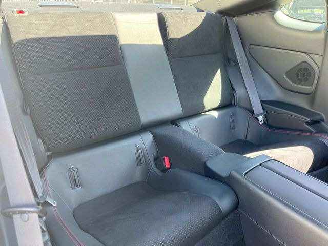 【専用スポーツシート】ホールド性に優れ、カーブ時の体が流れを抑制してくれます。また、体にフィットするから腰や背中が疲れにくく、ロングドライブや高速走行でも快適にお過ごしいただけます♪