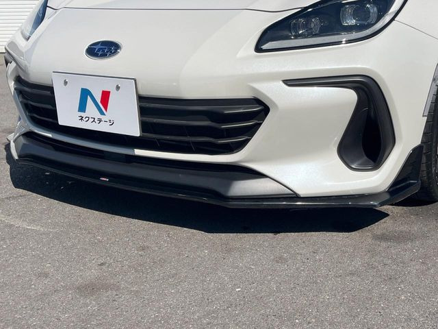 【STIエアロパッケージ】フロント・サイド・リアをSTIのエアロで統一。外観のスポーティーさを際立たせてくれるだけでなく、高速走行時の空力バランスを最適化してくれます。